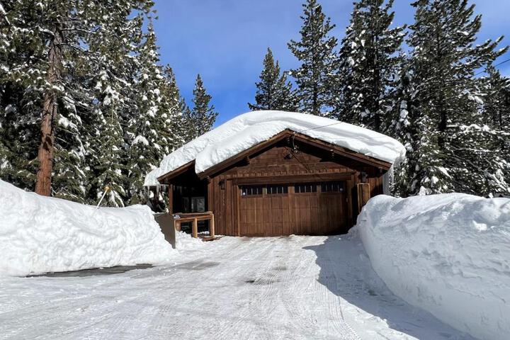 Cozy Tahoe Mountain Retreat Chef Kitchen Pool Table Hot Tub Gas BBQ EV Charger in Truckee, CA