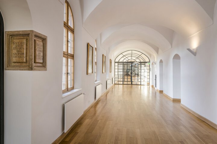 Ballroom/Hall 23 of 34