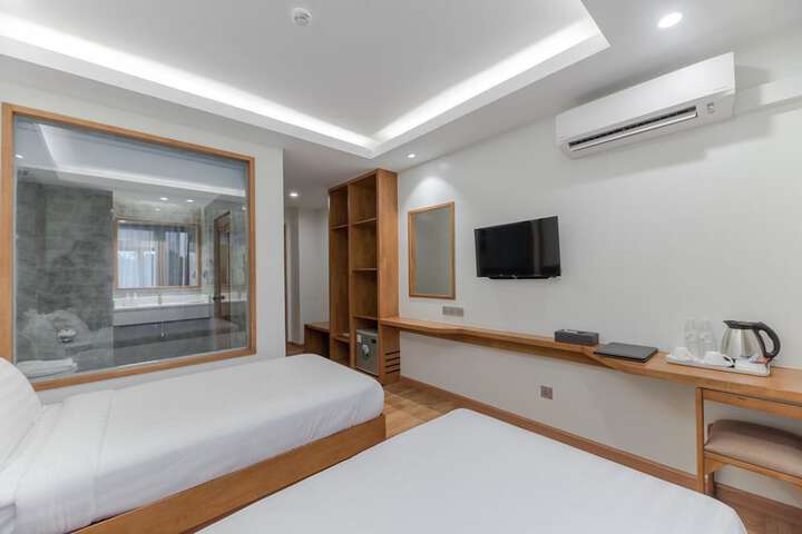 Room 16 of 40