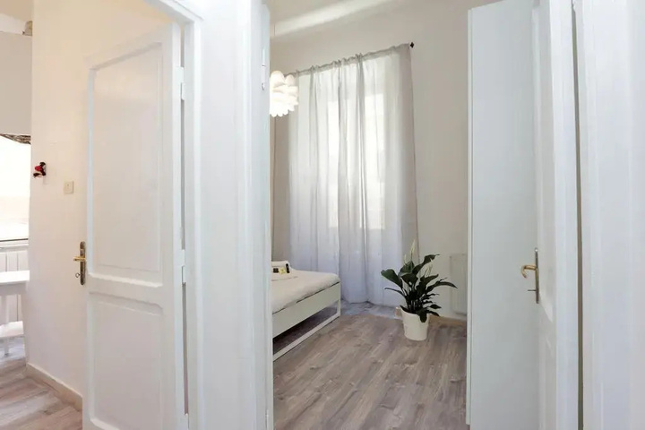 Room 6 of 10