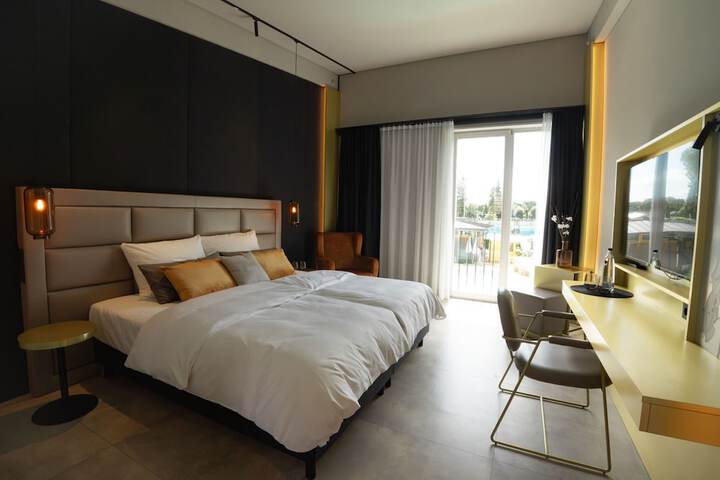 Room 4 of 28