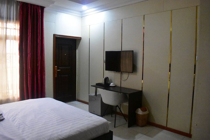 Room 5 of 38