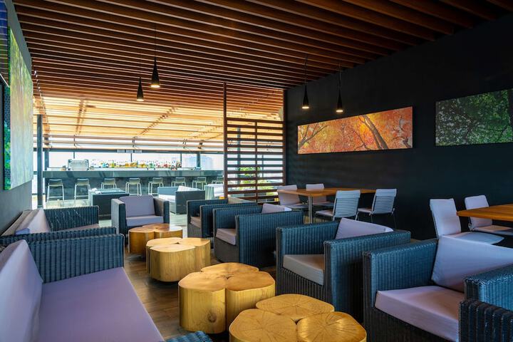 Lounge 60 of 84