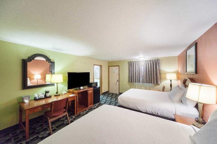1 Queen Bed (6 of 18)