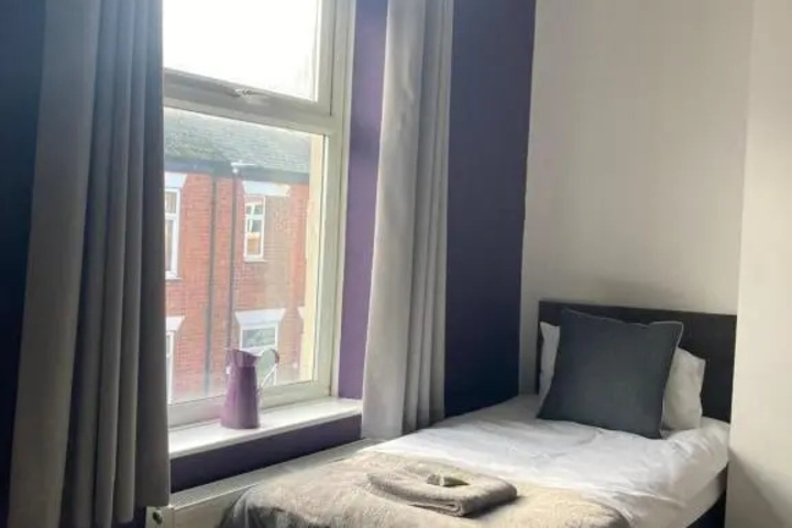 Room 5 of 9