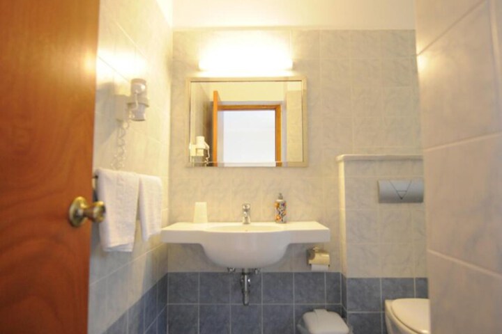 Room 13 of 33