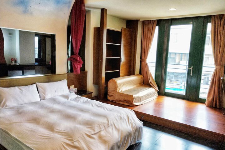 Room 8 of 30