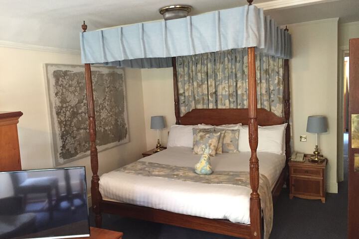 Room 11 of 38