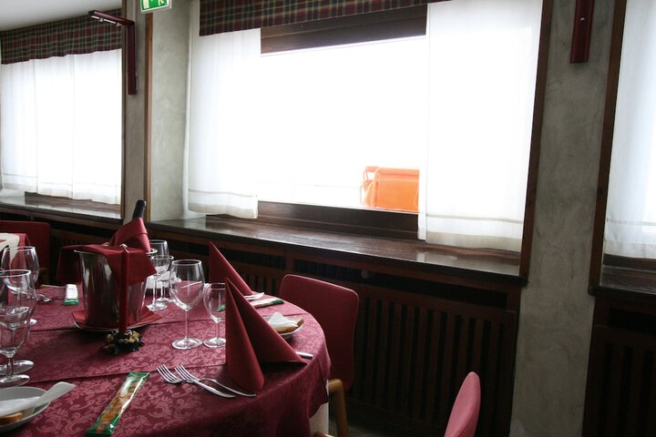 Dining 30 of 44