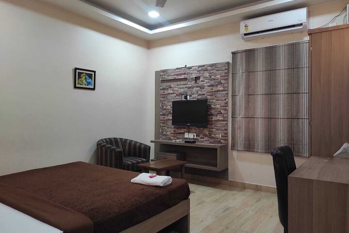 Room 8 of 16