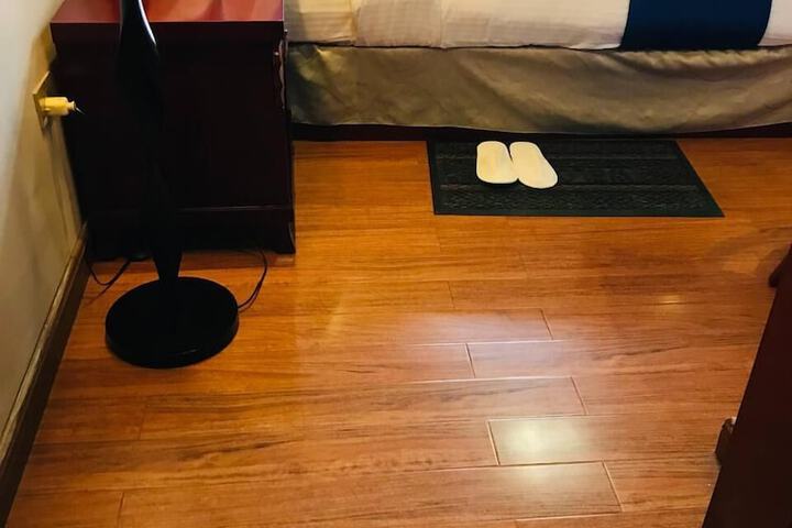 Room 10 of 14
