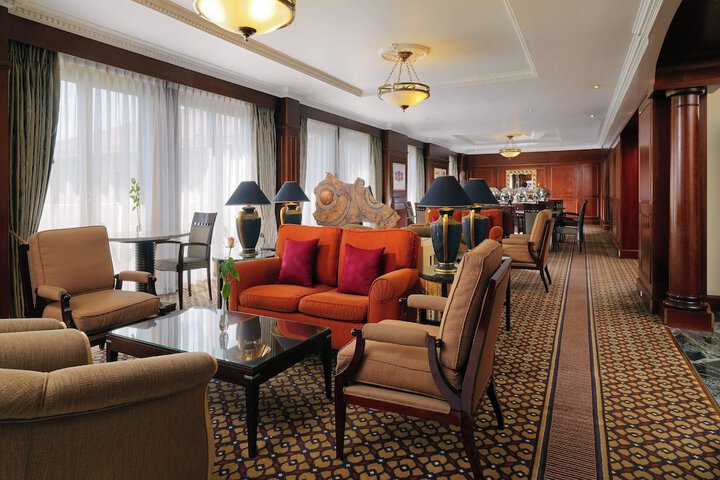 Lounge 78 of 98