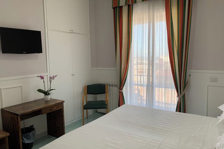 Room 4 of 28