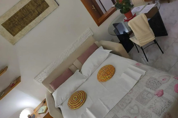 Room 6 of 12