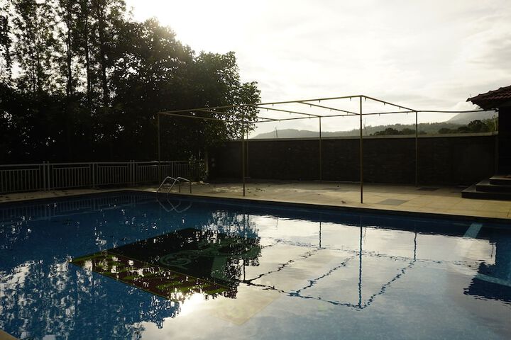 Pool 52 of 76