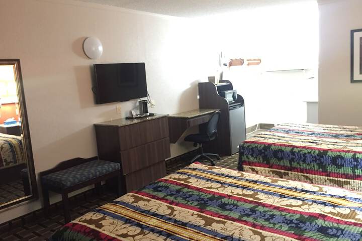 2 Queen Beds (2 of 8)