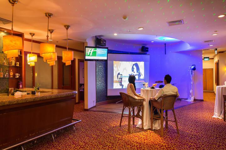Lounge 98 of 130