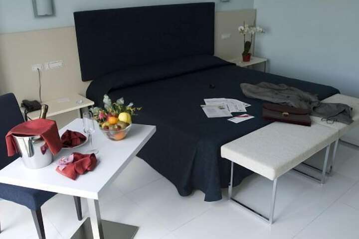 Room 8 of 152