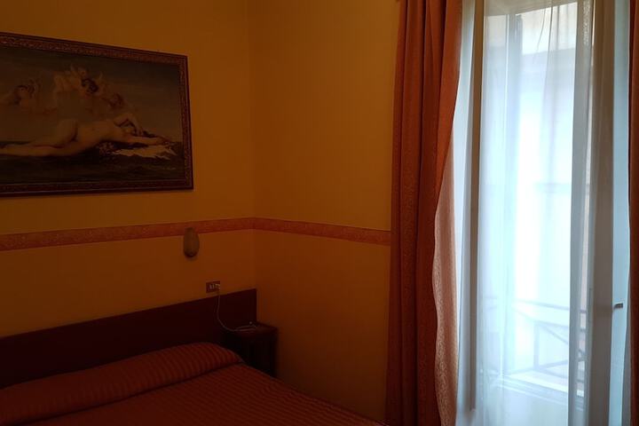 Room 10 of 28