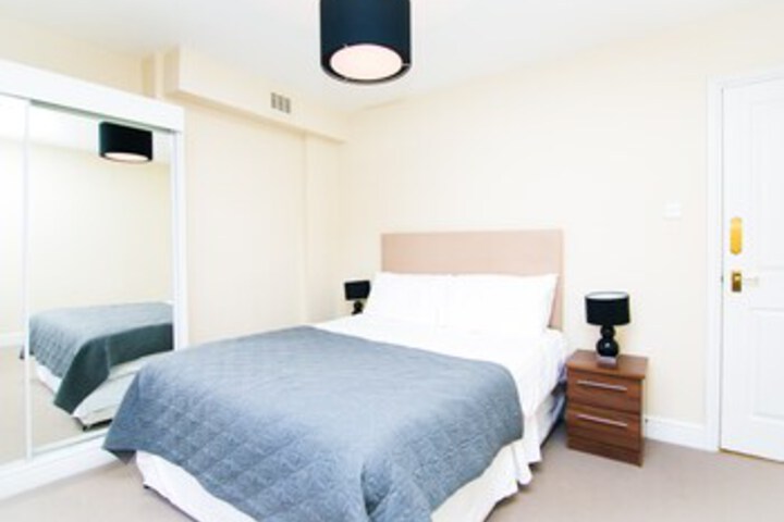 Room 13 of 18