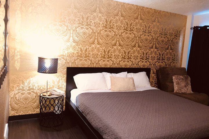 Room 3 of 77