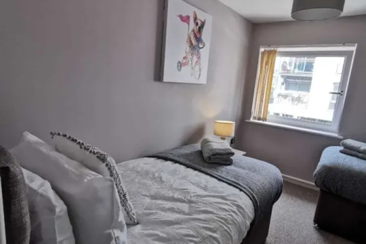 Room 5 of 10