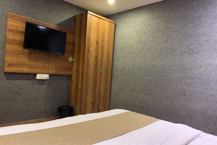 Room 8 of 37