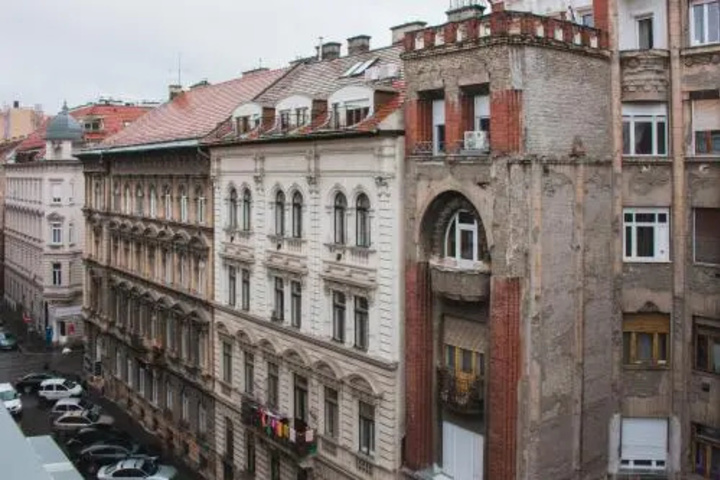 Modern 3 BR apt with balcony