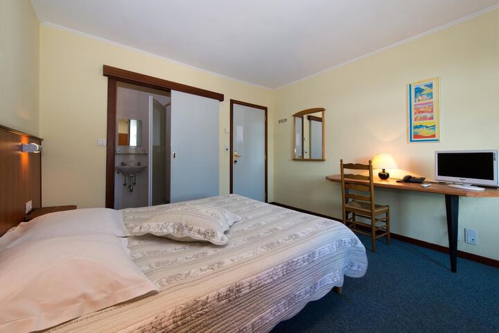 Room 6 of 19