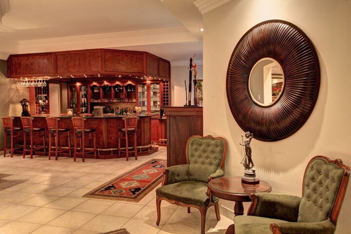 Lounge 78 of 100