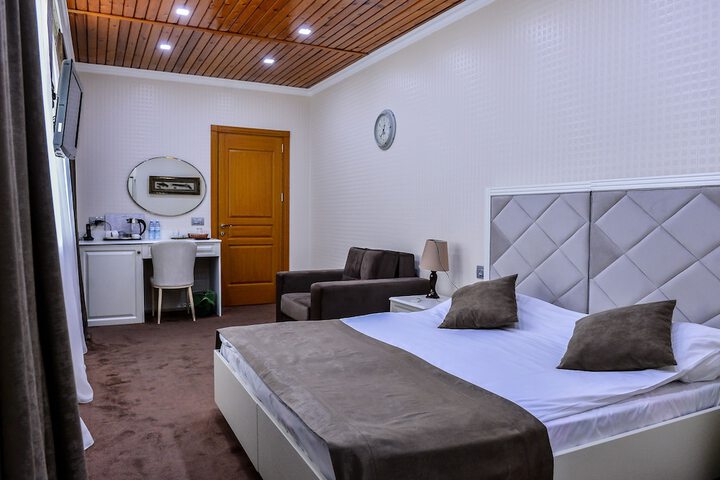 Room 2 of 32