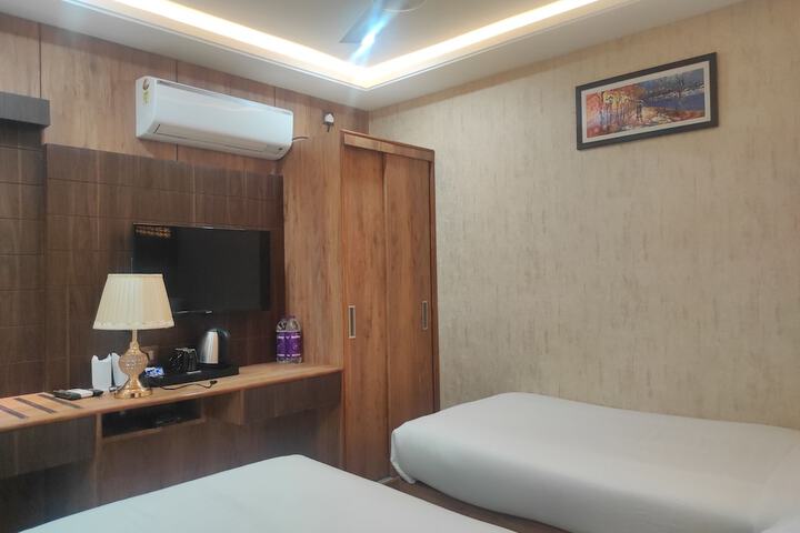 Room 4 of 110