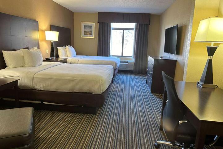 2 Queen Beds (7 of 10)