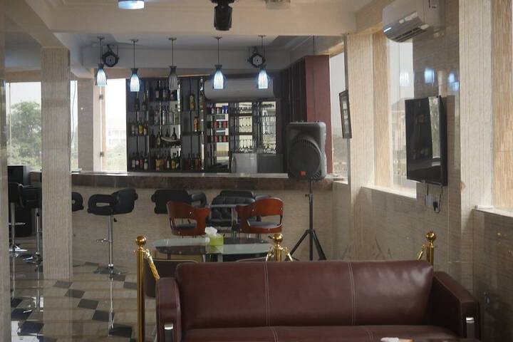 Lounge 19 of 27