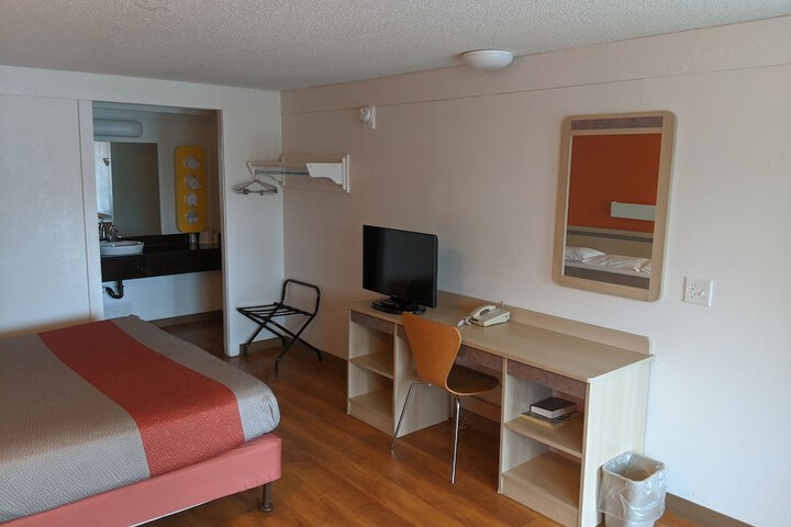 Room 12 of 24