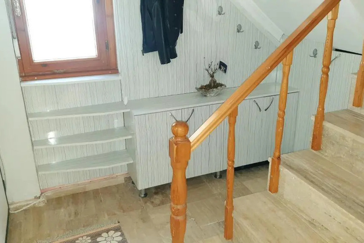 Room 5 of 8
