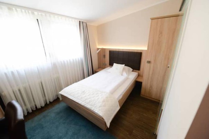 Room 25 of 107