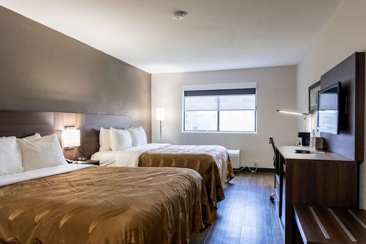 2 Queen Beds (2 of 8)