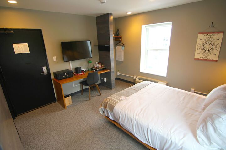 Exterior Flat Queen Bed (4 of 17)