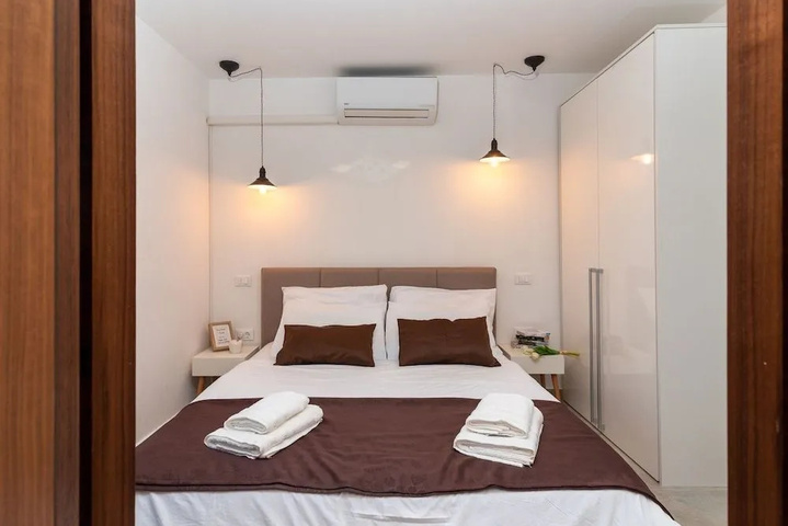 Room 4 of 18