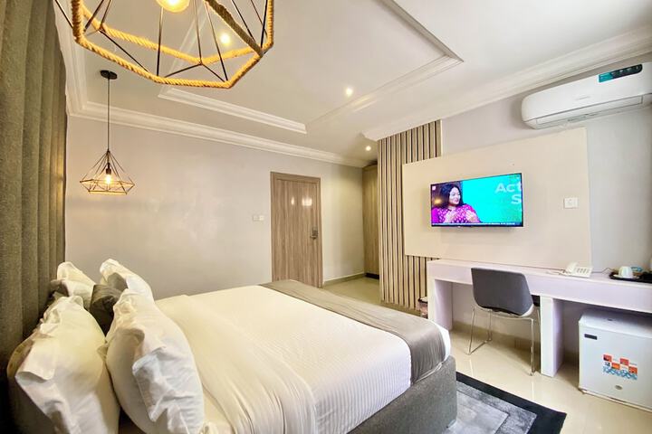 Room 10 of 14