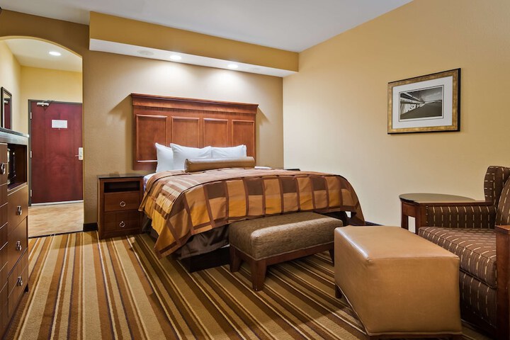1 King Accessible Bathtub Microwave, Refrigerator WiFi Full Breakfast (2 of 8)