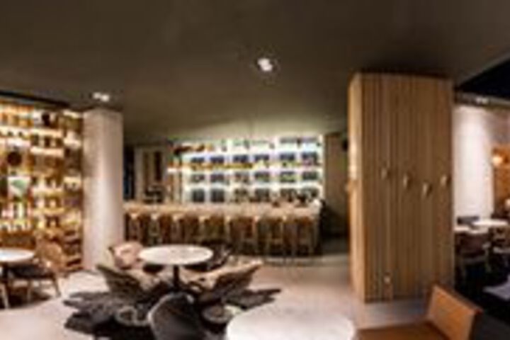 Lounge 11 of 22