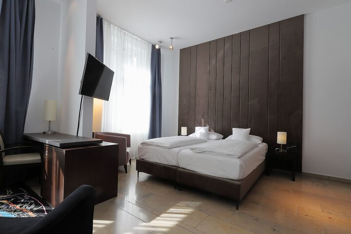 Room 17 of 28