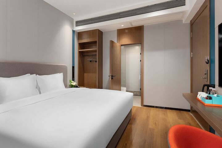 Room 10 of 38