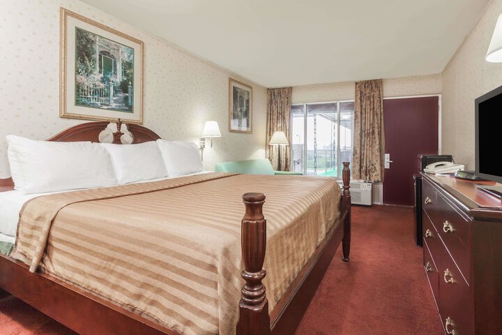 1 King Bed (3 of 6)