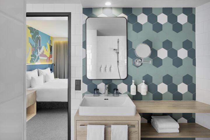 Room 53 of 100
