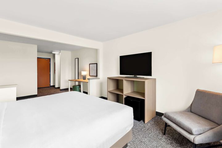 1 King Bed (8 of 23)