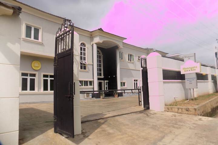 Moongate Hotel and Suites