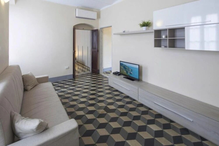 Room 5 of 12